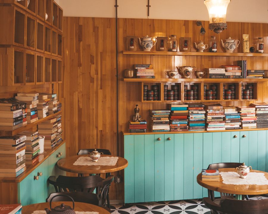 木の棚と本に囲まれた、レトロタイルの床が印象的な店内